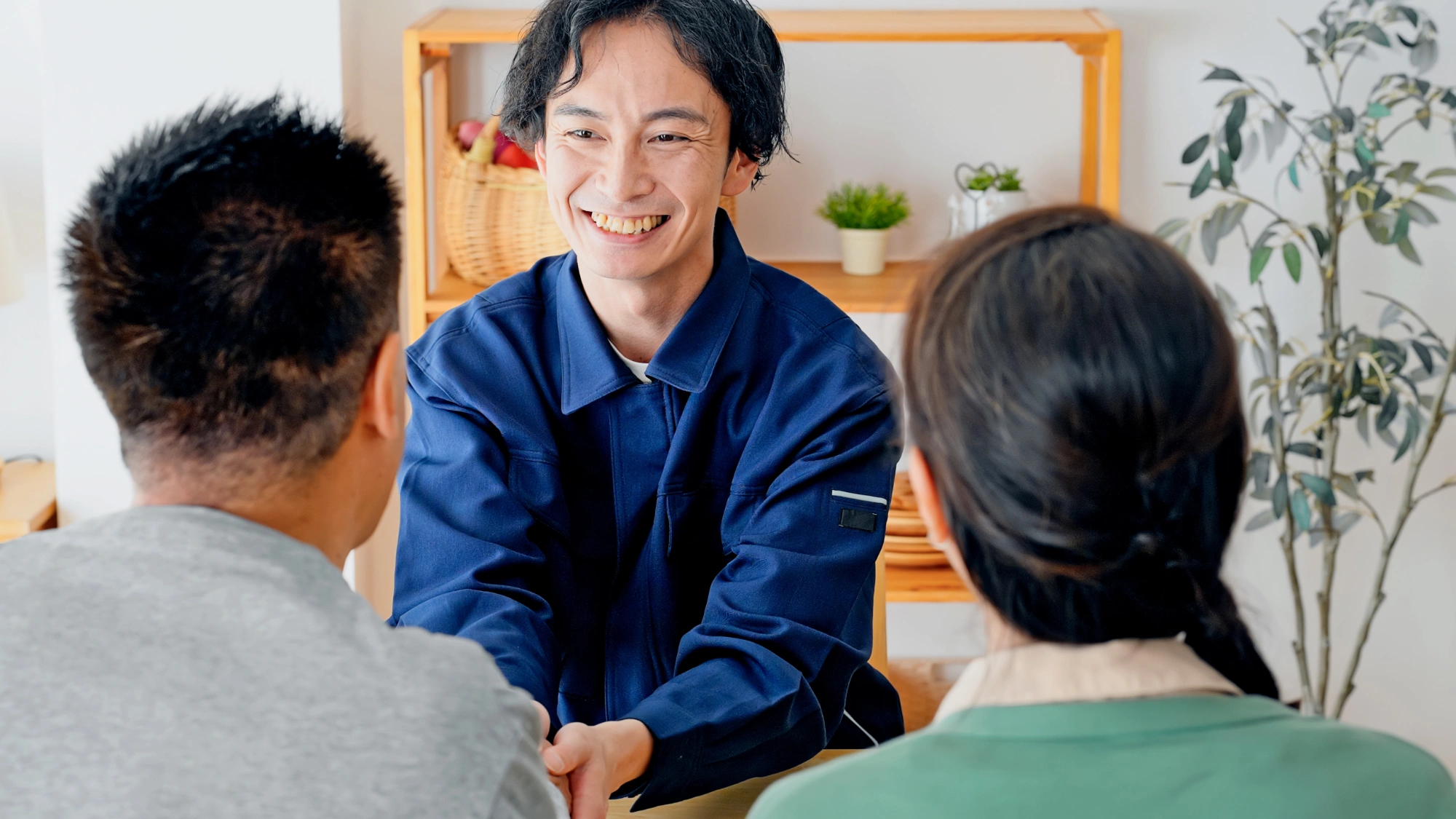 笑顔で会話する担当者